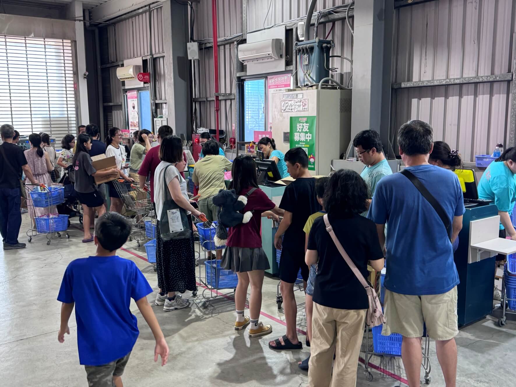 小三美日鹿港批發零售倉